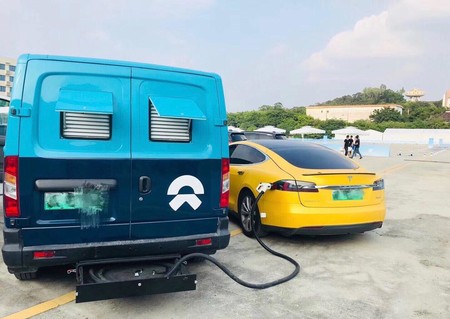 NIO echa un cable (al cuello) a Tesla y ofrece puntos de recarga móviles para sus coches eléctricos