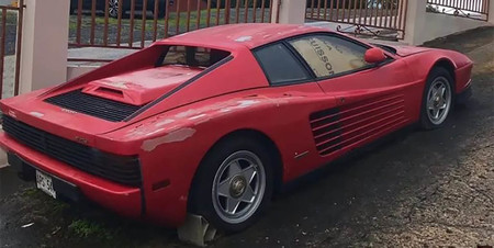 Hallan un Ferrari Testarossa abandonado en las calles de Puerto Rico durante 17 años... ¡y está entero!