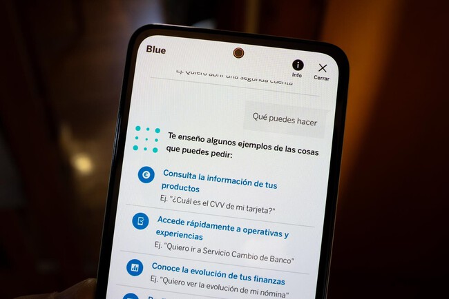 Imagen de un móvil con la app de BBVA en pantalla