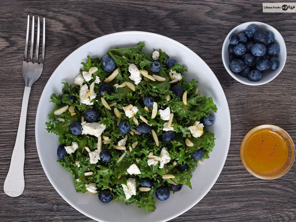 Ensalada de col kale con arándanos, feta, almendras y aliño de albaricoque: receta ligera