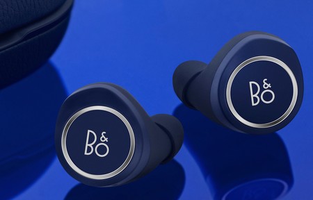 Bang & Olufsen anuncia nuevos diseños para los Beoplay A1 y Beoplay E8 en una edición especial llamada Late Night Blue