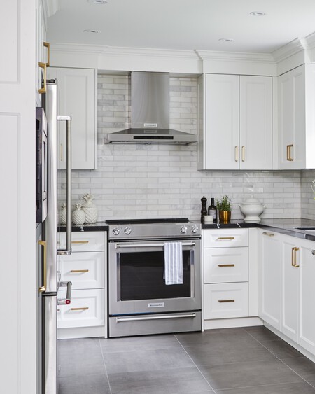 Classic With A Modern Twist In This Black And White Kitchen By Cori Halpern Silestone Eternal M 1