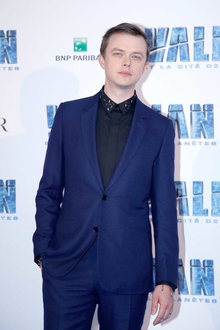 Dane Dehaan de Dior Homme y en azul para la premiere de 'Valerian' en París