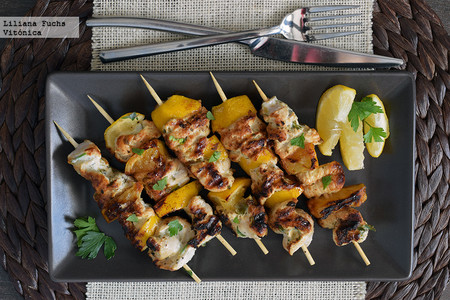 Brochetas de pollo al limón y yogur. Receta saludable