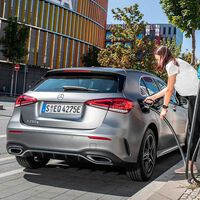 Los conductores tienen la culpa de que los híbridos enchufables contaminen cinco veces más de lo que prometen las marcas. Lo dice Europa