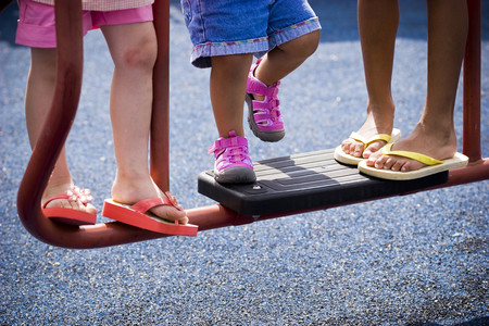 niños-con-sandalias