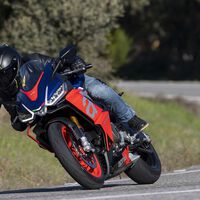 La última idea revolucionaria de Aprilia es ponerte alerones en los pies. Lo han sacado de MotoGP, y tiene todo el sentido 
