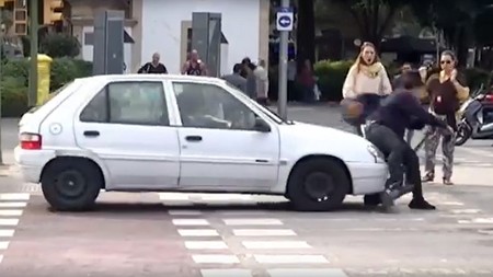 Todomal nivel: que te feliciten por usar bien el patinete eléctrico y de pronto te atropelle un coche por saltarte un semáforo