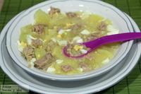 Patatas caldosas con atún y huevo. Receta para cuando están malitos