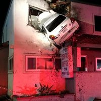 Este Nissan Altima salió volando a este edificio 