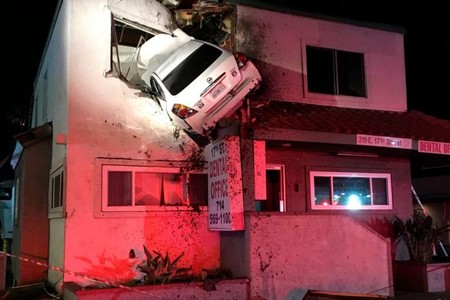 Este Nissan Altima salió volando a este edificio