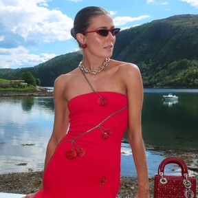 Nuevo en Zara: el elegante mono rojo asimétrico que llevaremos con sandalias minimalistas a una cena especial este verano 