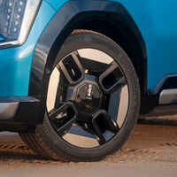 Los neumáticos en un coche eléctrico son más caros y duran 10.000 km menos que en un gasolina, pero muchos de los compradores no lo sabían, según un estudio. Y esto es un problema