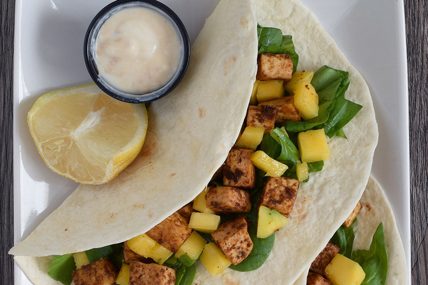 Tacos vegetarianos de tofu y mango. Receta de cocina fácil, sencilla y