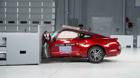 Ford Mustang, Dodge Challenger y Chevrolet Camaro frente a los temidos crash test