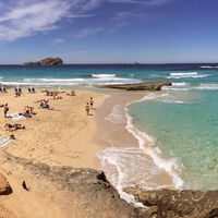 Ibiza está tan desbordada de turistas que su depuradora está llenando las playas de la isla de materia fecal