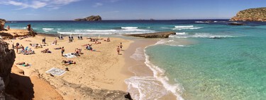 Ibiza está descubriendo su límite: están entrando tantos turistas que la depuradora no para de echar material fecal a las playas