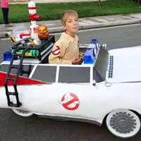Un padre transforma la silla de ruedas de su hijo en un disfraz espectacular: el Ecto-1 de los Cazafantasmas 