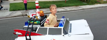 Un padre transforma la silla de ruedas de su hijo en un disfraz espectacular: el Ecto-1 de los Cazafantasmas 
