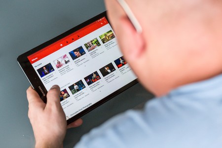 YouTube asegura que quiere combatir las noticias falsas y los vídeos conspiranoicos enlazando a la Wikipedia