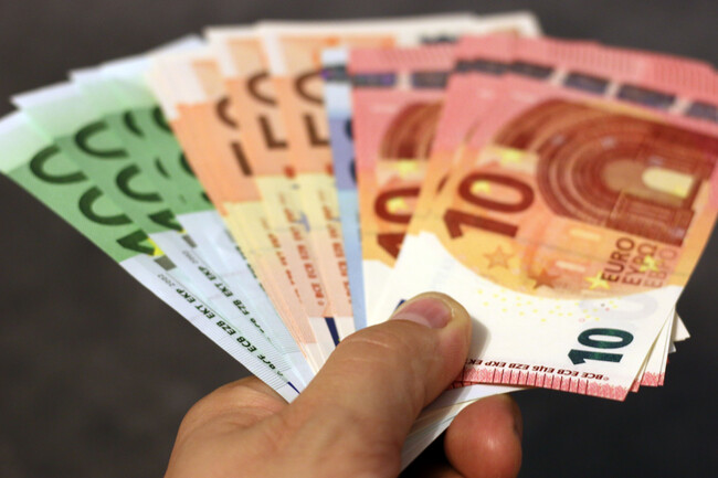 La UE cambia las reglas del dinero en efectivo: los comercios, a partir del 2027, tendrán un nuevo límite de pago