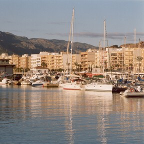 El pueblo marinero de Almería donde se come la mejor gamba roja: playas de agua cristalina y un paseo marítimo de mármol 