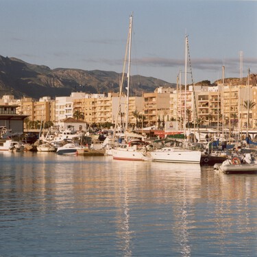 El pueblo marinero de Almería donde se come la mejor gamba roja: playas de agua cristalina y un paseo marítimo de mármol 