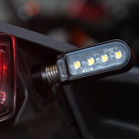 Se caían tanto de la moto que no dejaban de romper los intermitentes, así que han creado unos indestructibles