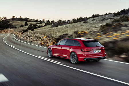 Lavado de cara suave para el espectacular Audi RS4 Avant, que mantiene su V6 biturbo de 450 CV y 600 Nm