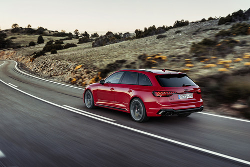 Lavado de cara suave para el espectacular Audi RS4 Avant, que mantiene su V6 biturbo de 450 CV y 600 Nm