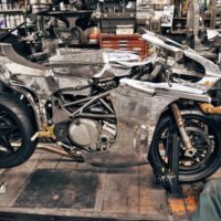 ¿Dónde está la línea entre customización y crimen? Que alguien indulte a esta pobre MV Agusta 