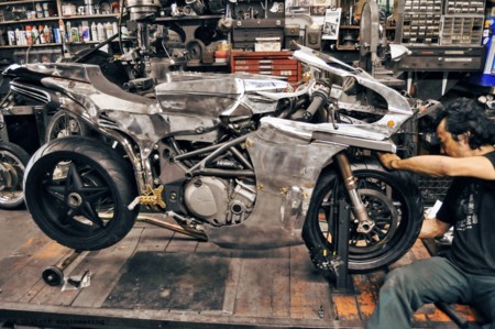 ¿Dónde está la línea entre customización y crimen? Que alguien indulte a esta pobre MV Agusta