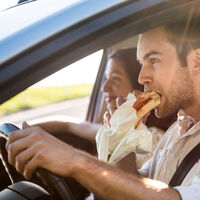 ¿Me pueden multar por comer el el carro? Esto dice la ley en México 