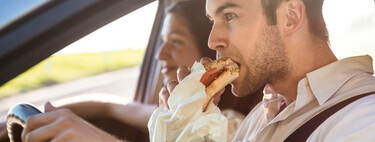 ¿Me pueden multar por comer el el carro? Esto dice la ley en México 