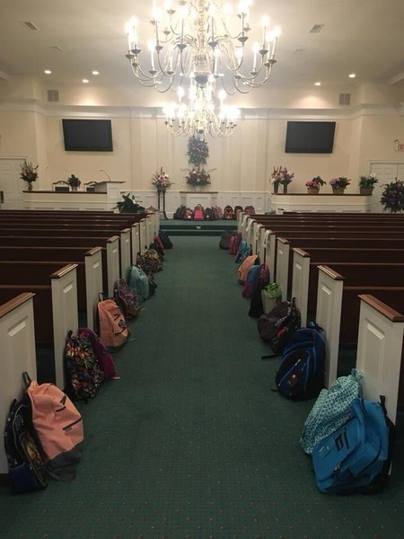 Cumplen el último deseo de una profesora: donar mochilas con útiles en lugar de llevarle flores a su funeral