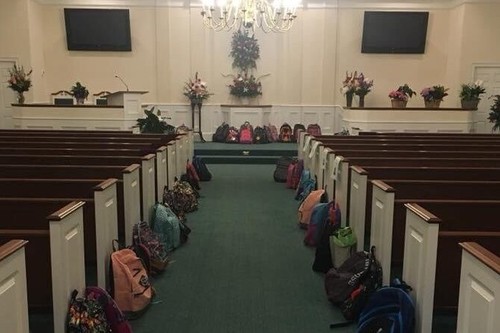 Cumplen el último deseo de una profesora: donar mochilas con útiles en lugar de llevarle flores a su funeral