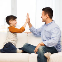 ¿Elogias o alientas a tus hijos? Cuál es la diferencia y cómo influye en la educación del niño