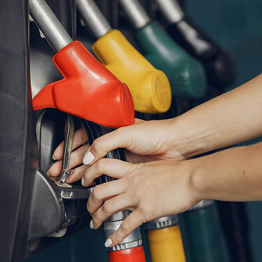 Sin chips, ni sensores, ni software: hace 80 años alguien puso un agujero en las mangueras que ha ahorrado millones de litros de gasolina