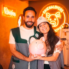 “No es pulled pork, son chicharrones”: los bocatas gallegos que triunfan en Santiago de Compostela con kilómetro cero 