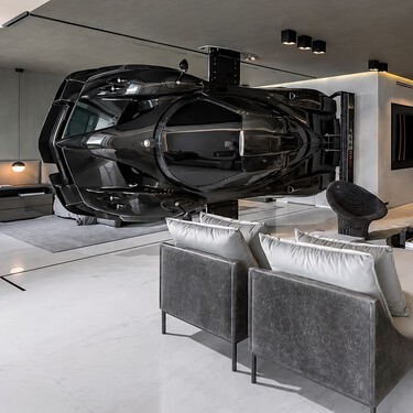 Tuvieron que meterlo con una grúa gigante por la terraza. Hay que ser muy rico para poner un Pagani Zonda colgado de la pared de tu salón