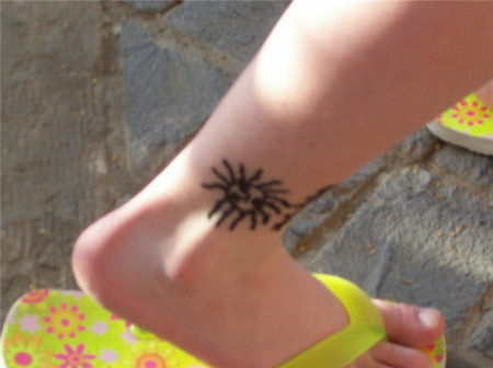 No deberías dejar que les pongan tatuajes de henna negra a tus hijos estas vacaciones