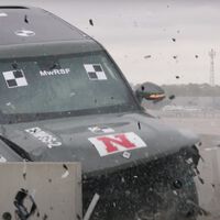 El último inconveniente que han descubierto a los SUV eléctricos es tan gordo como ellos: los guardarraíles son incapaces de frenarlos