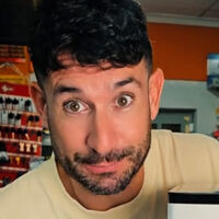Tono Escrig, ferretero de Castellón: "Un enfriador de aire cuesta 80 euros y si lo tienes 24 horas durante 30 días consume unos 10. No hay ningún truco"