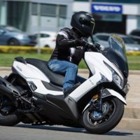 ¿Te quedaste con ganas de ver al Kymco Grand Dink en movimiento? Aquí le tienes en vídeo 