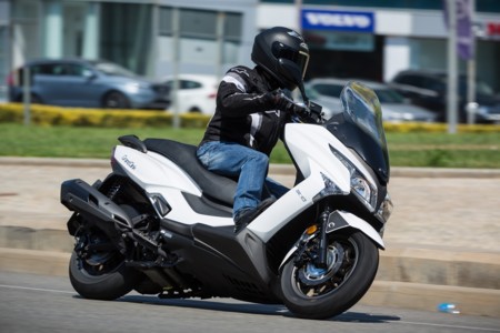 ¿Te quedaste con ganas de ver al Kymco Grand Dink en movimiento? Aquí le tienes en vídeo