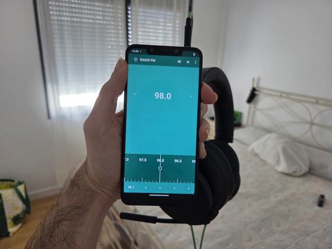 Móvil con radio FM