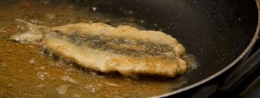 Dos cocineras revelan el truco para cocinar pescado sin que se pegue a la sartén ni se desmorone: “no engrases la sartén, usa papel de horno”
