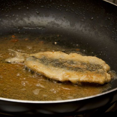 Dos cocineras revelan el truco para cocinar pescado sin que se pegue a la sartén ni se desmorone: “no engrases la sartén, usa papel de horno”