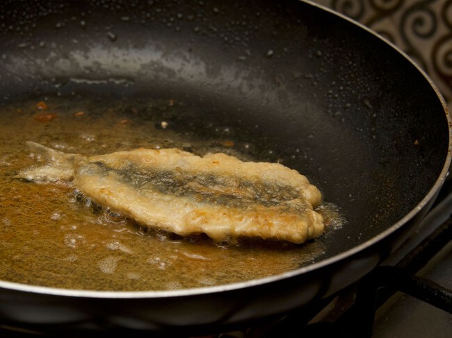 Dos cocineras revelan el truco para cocinar pescado sin que se pegue a la sartén ni se desmorone: “no engrases la sartén, usa papel de horno”