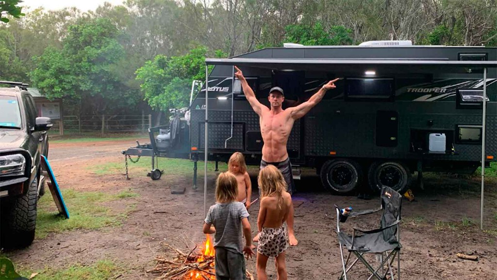 Me he enamorado de la caravana todoterreno de Chris Hemsworth, con la que puedes sobrevivir en un apocalipsis zombie. Si lo dice Thor hay que creerle 